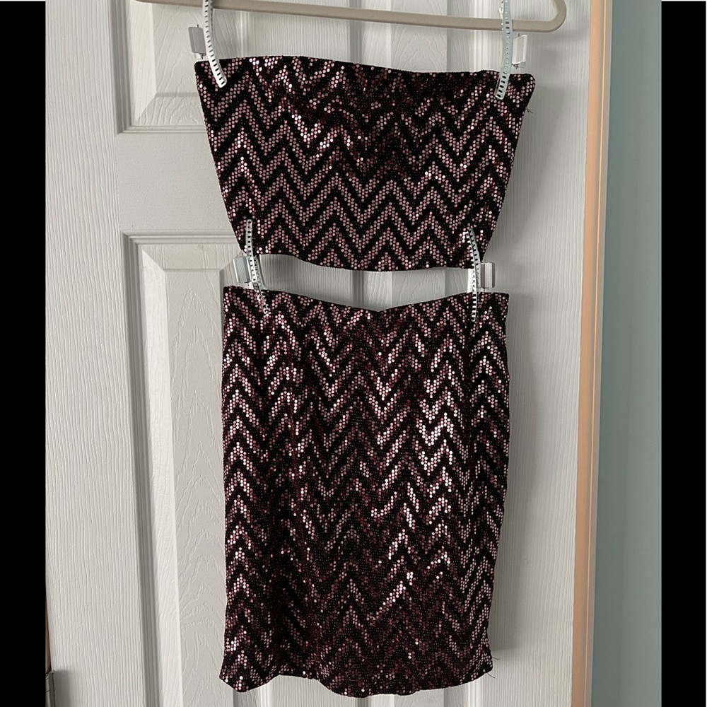 Size M black/red crop top set.  Video to show how the colors shimmer. So pretty